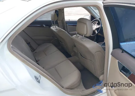 2010 Mercedes-Benz C 300 Sport 4Matic z USA, uszkodzony, nr VIN WDDGF8BB7AR105115